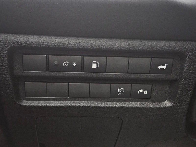 Mitsubishi Outlander Plug-In Hybrid Vehicle Full-screen Gallery Image 22