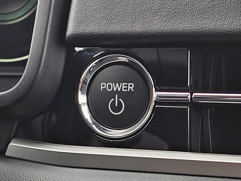 Mitsubishi Outlander Plug-In Hybrid Vehicle Full-screen Gallery Image 23