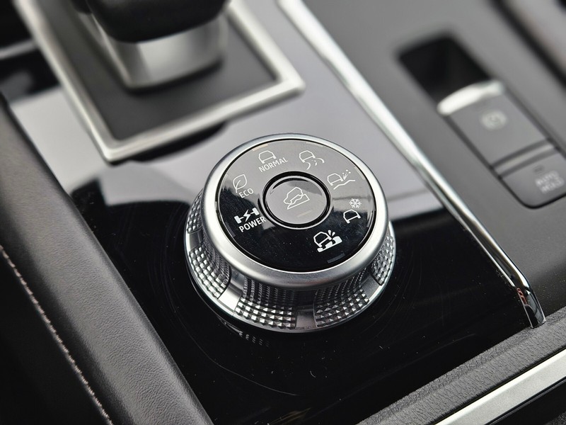 Mitsubishi Outlander Plug-In Hybrid Vehicle Full-screen Gallery Image 24