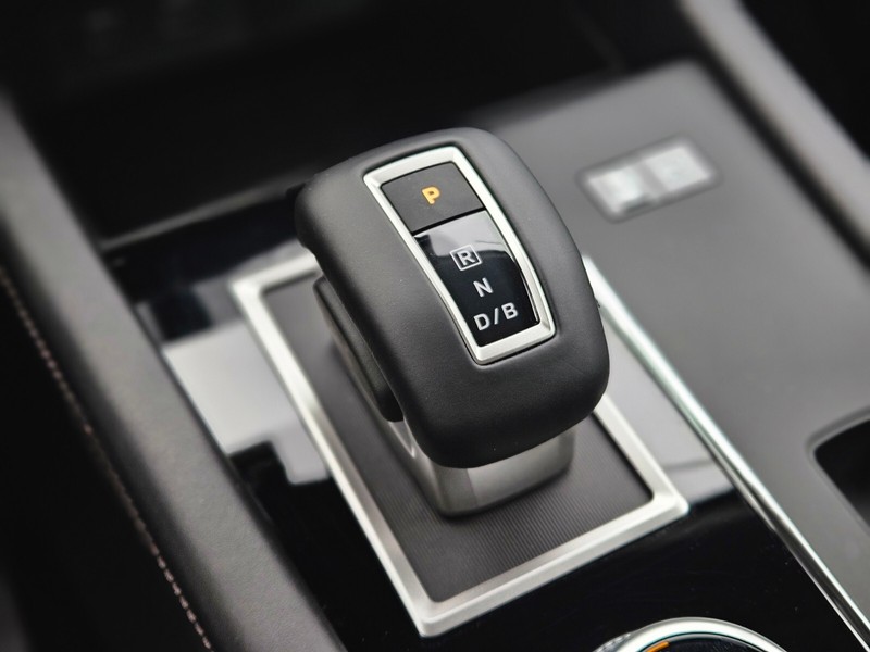 Mitsubishi Outlander Plug-In Hybrid Vehicle Full-screen Gallery Image 25