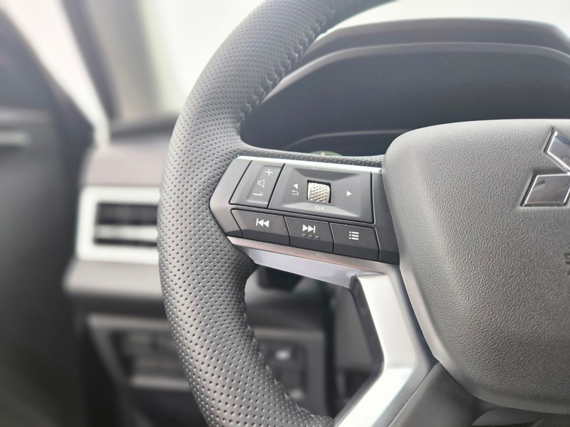 Mitsubishi Outlander Plug-In Hybrid Vehicle Full-screen Gallery Image 27