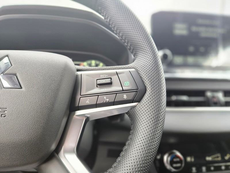 Mitsubishi Outlander Plug-In Hybrid Vehicle Full-screen Gallery Image 28