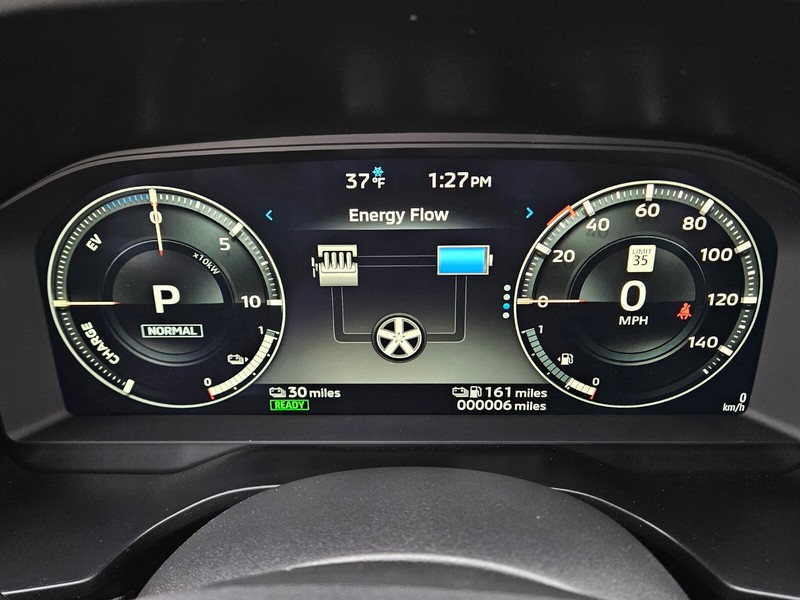 Mitsubishi Outlander Plug-In Hybrid Vehicle Full-screen Gallery Image 29