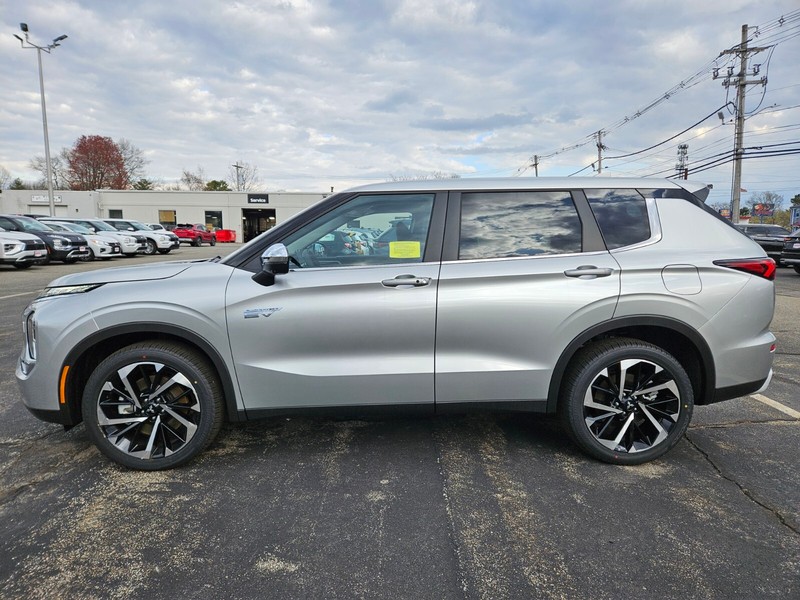 Mitsubishi Outlander Plug-In Hybrid Vehicle Full-screen Gallery Image 02