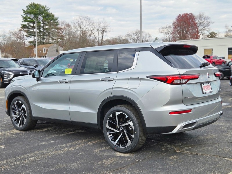 Mitsubishi Outlander Plug-In Hybrid Vehicle Full-screen Gallery Image 03