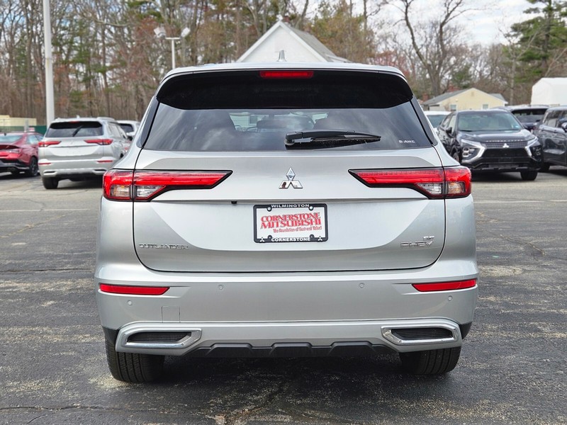 Mitsubishi Outlander Plug-In Hybrid Vehicle Full-screen Gallery Image 04