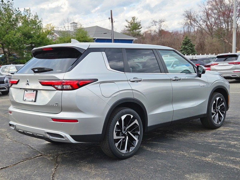 Mitsubishi Outlander Plug-In Hybrid Vehicle Full-screen Gallery Image 05