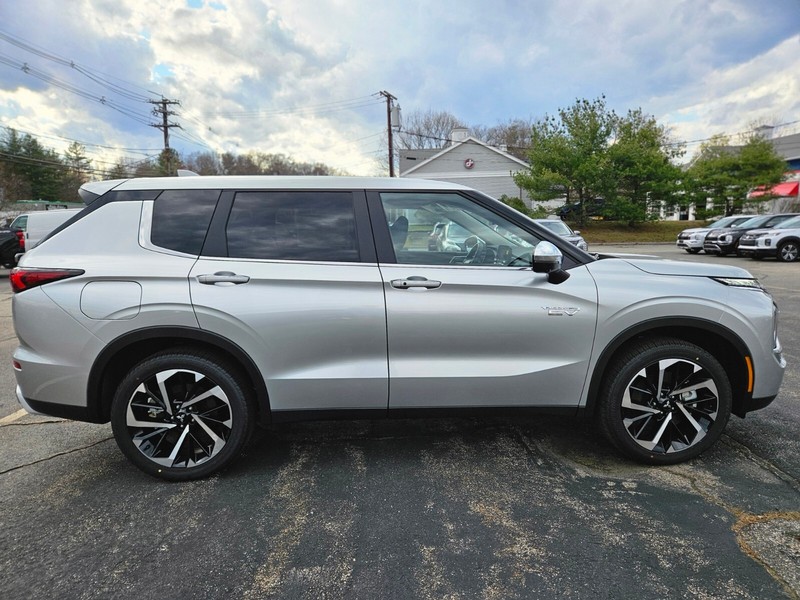 Mitsubishi Outlander Plug-In Hybrid Vehicle Full-screen Gallery Image 06