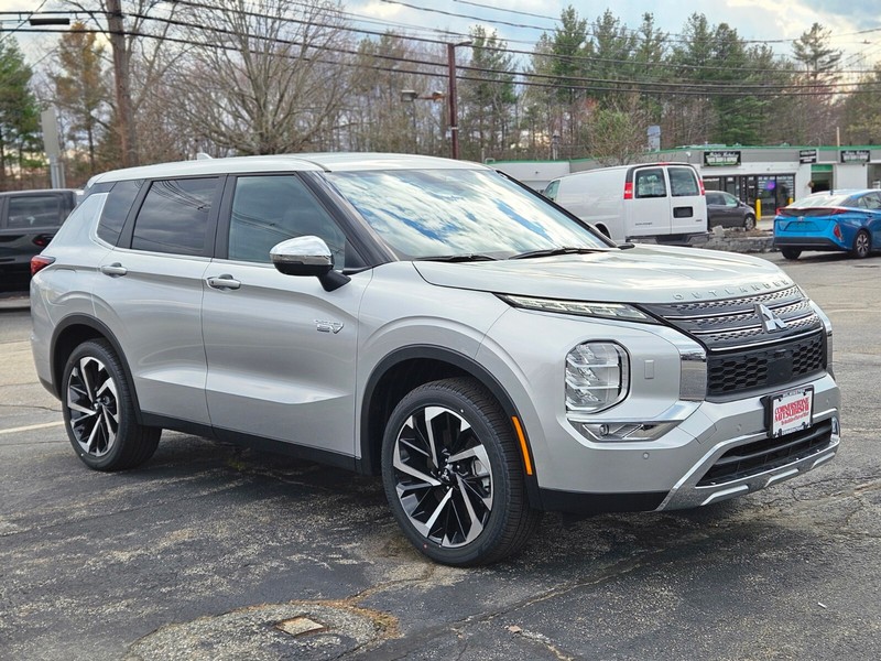 Mitsubishi Outlander Plug-In Hybrid Vehicle Full-screen Gallery Image 07