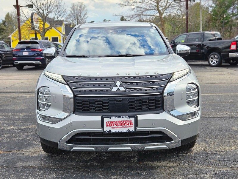 Mitsubishi Outlander Plug-In Hybrid Vehicle Full-screen Gallery Image 08