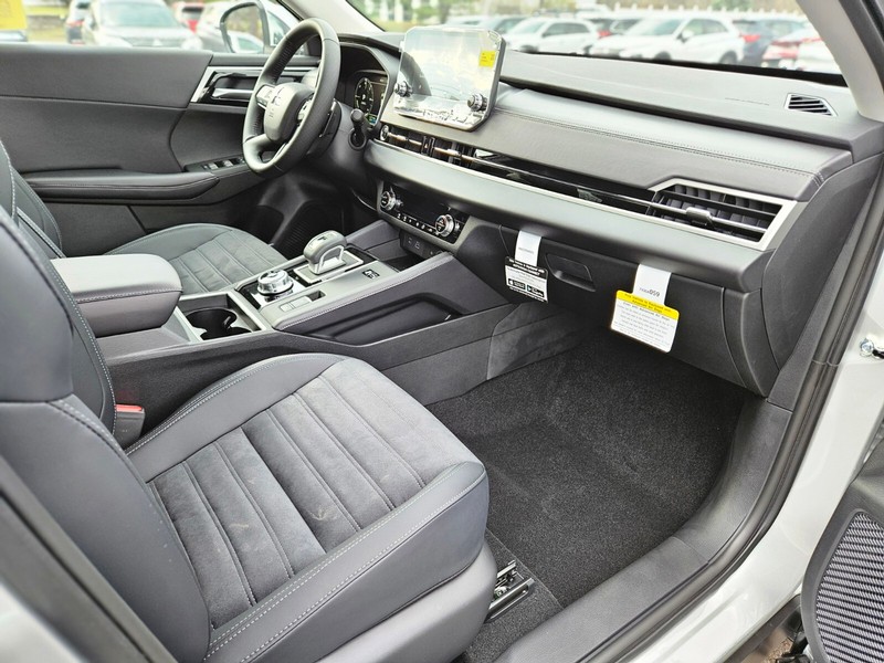 Mitsubishi Outlander Plug-In Hybrid Vehicle Full-screen Gallery Image 09