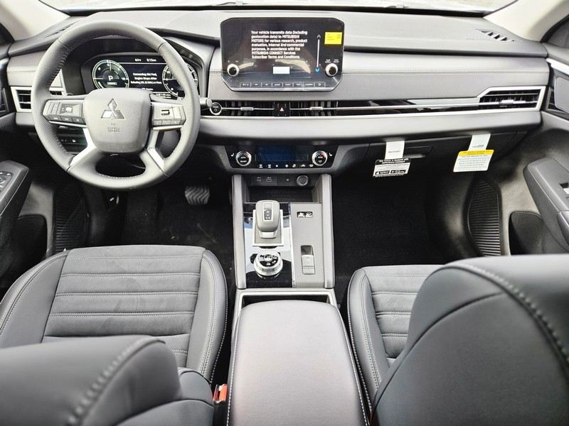 Mitsubishi Outlander Plug-In Hybrid Vehicle Full-screen Gallery Image 10