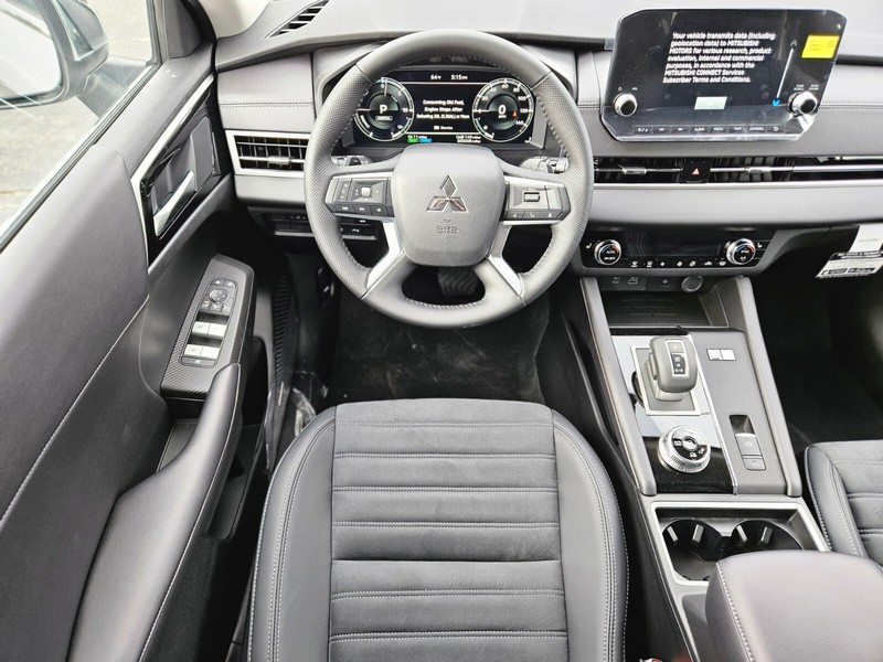 Mitsubishi Outlander Plug-In Hybrid Vehicle Full-screen Gallery Image 11