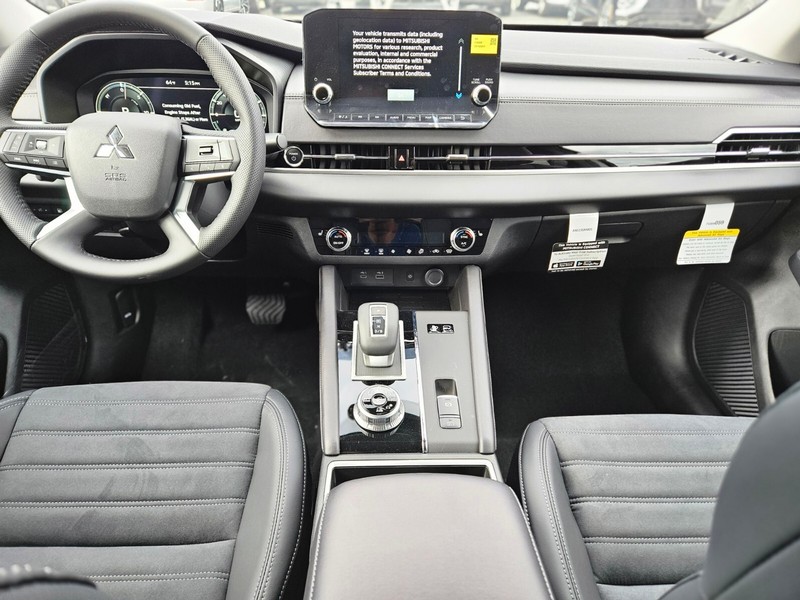 Mitsubishi Outlander Plug-In Hybrid Vehicle Full-screen Gallery Image 12