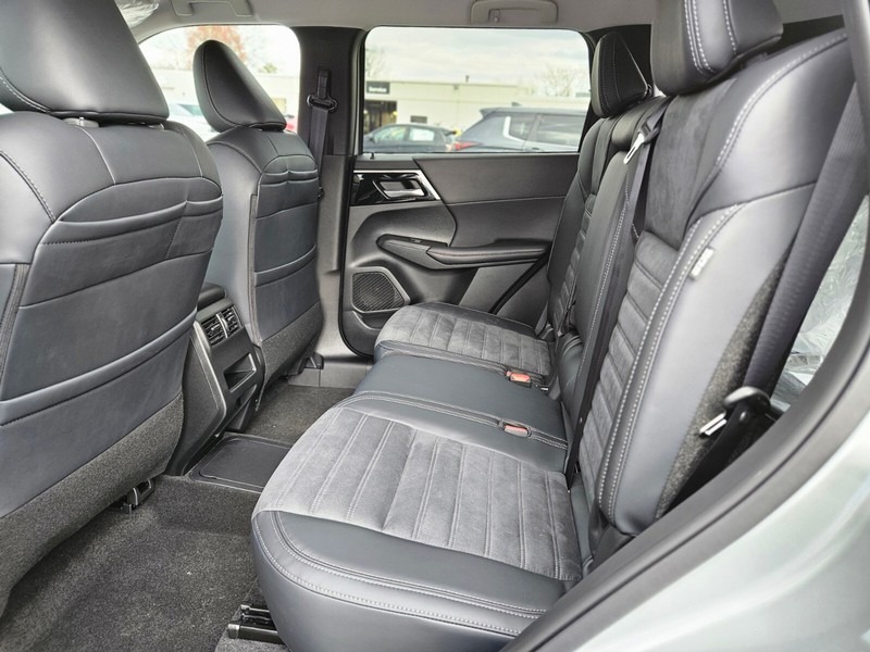 Mitsubishi Outlander Plug-In Hybrid Vehicle Full-screen Gallery Image 14