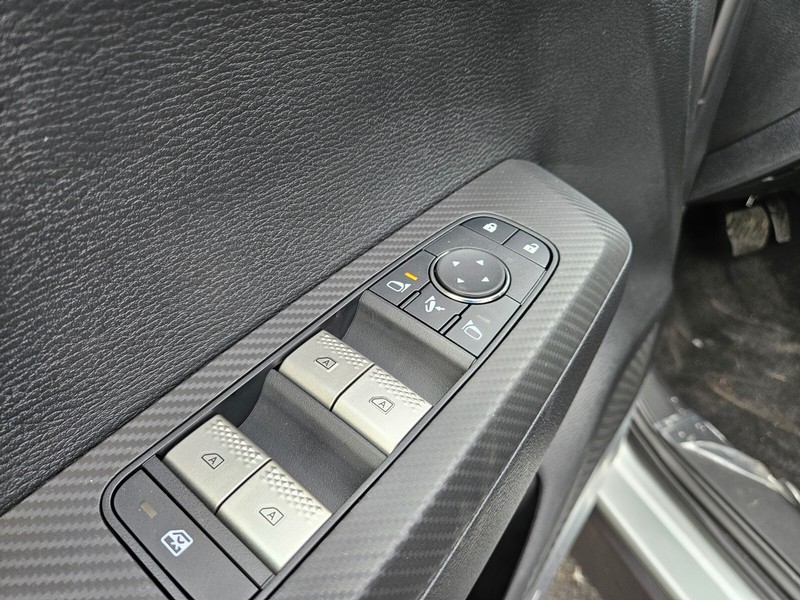 Mitsubishi Outlander Plug-In Hybrid Vehicle Full-screen Gallery Image 15