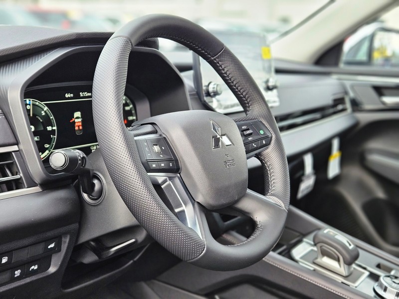 Mitsubishi Outlander Plug-In Hybrid Vehicle Full-screen Gallery Image 16