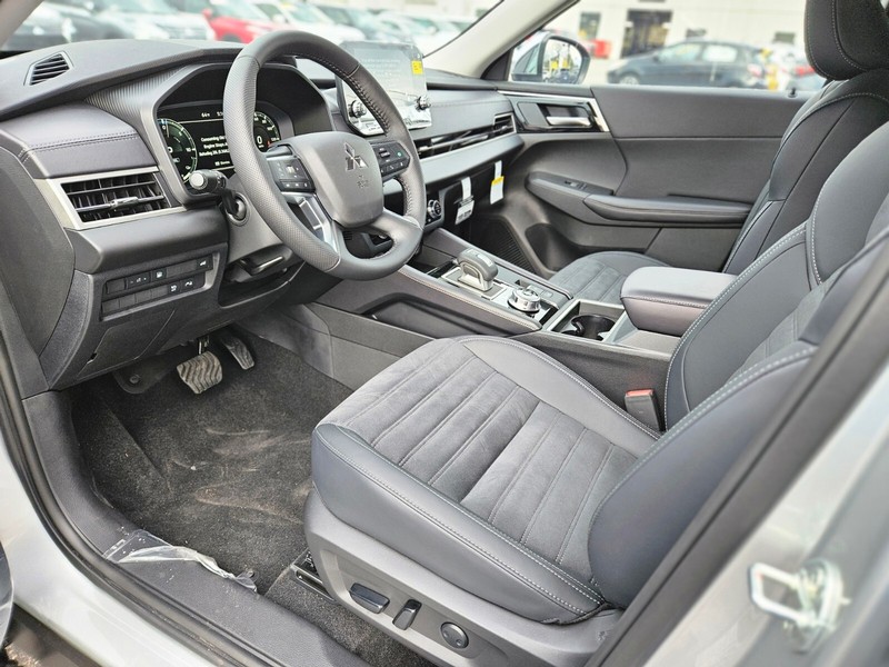 Mitsubishi Outlander Plug-In Hybrid Vehicle Full-screen Gallery Image 17