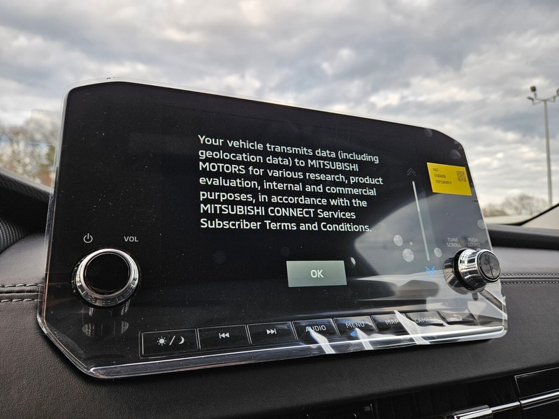 Mitsubishi Outlander Plug-In Hybrid Vehicle Full-screen Gallery Image 18