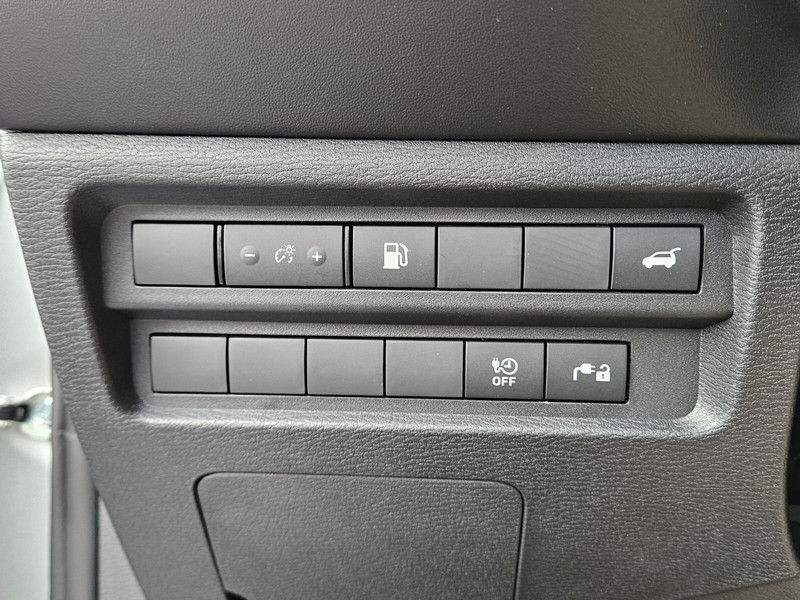 Mitsubishi Outlander Plug-In Hybrid Vehicle Full-screen Gallery Image 21