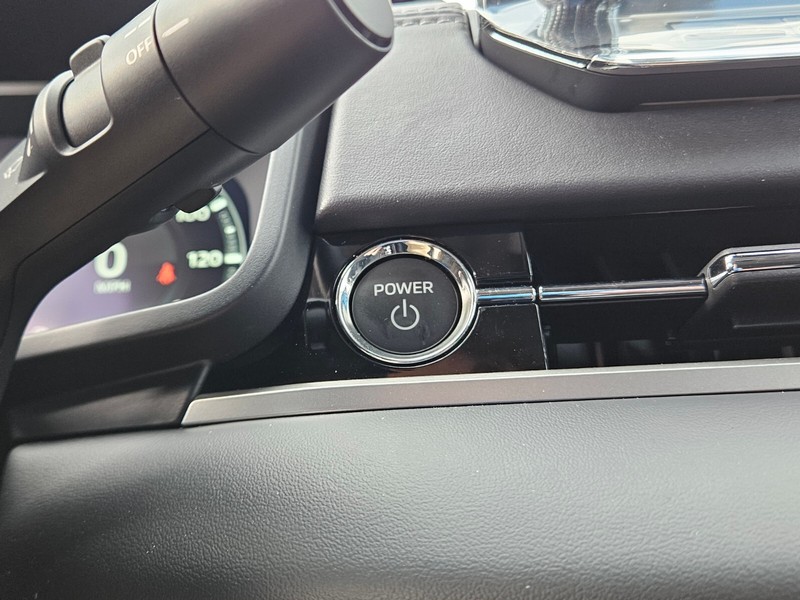 Mitsubishi Outlander Plug-In Hybrid Vehicle Full-screen Gallery Image 22