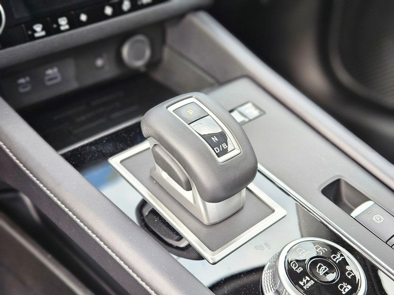 Mitsubishi Outlander Plug-In Hybrid Vehicle Full-screen Gallery Image 23