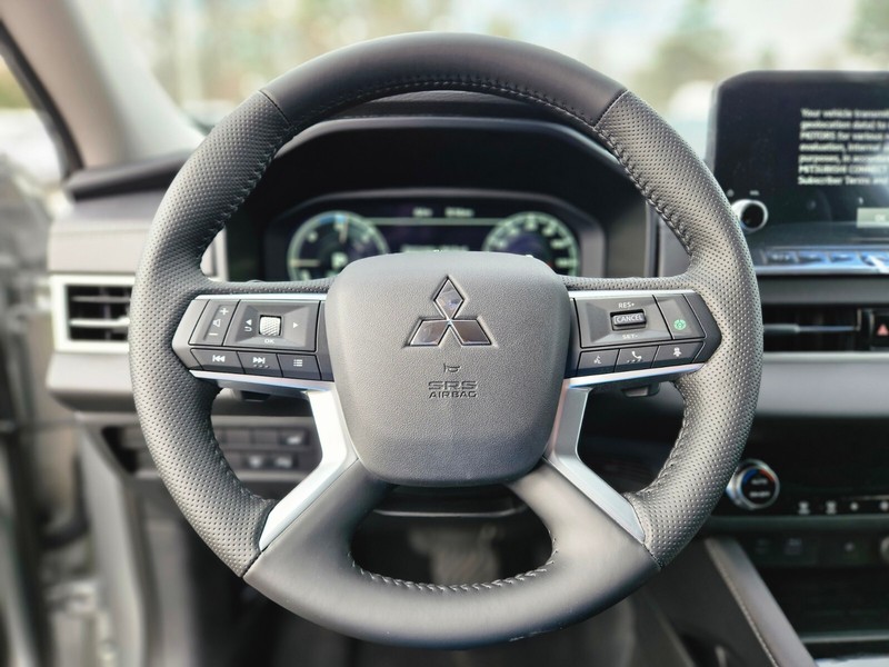 Mitsubishi Outlander Plug-In Hybrid Vehicle Full-screen Gallery Image 24