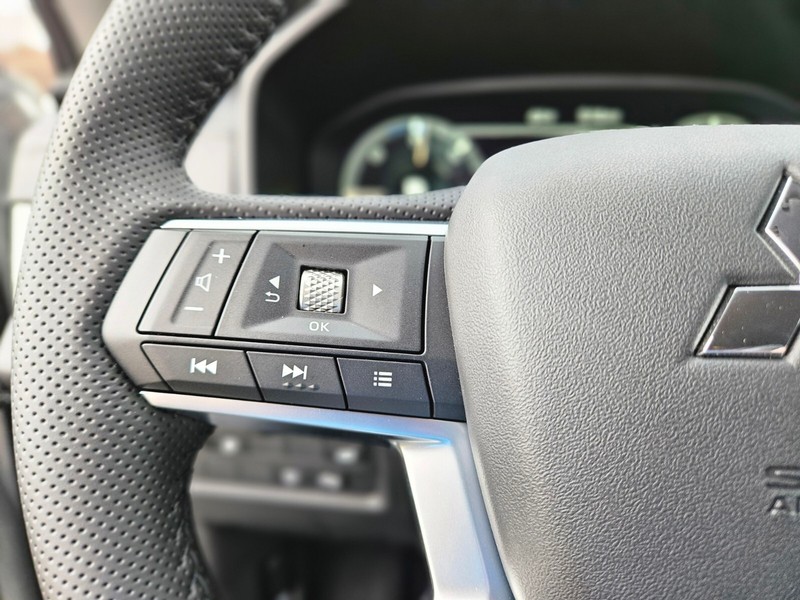 Mitsubishi Outlander Plug-In Hybrid Vehicle Full-screen Gallery Image 25