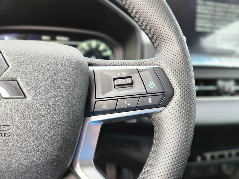 Mitsubishi Outlander Plug-In Hybrid Vehicle Full-screen Gallery Image 26