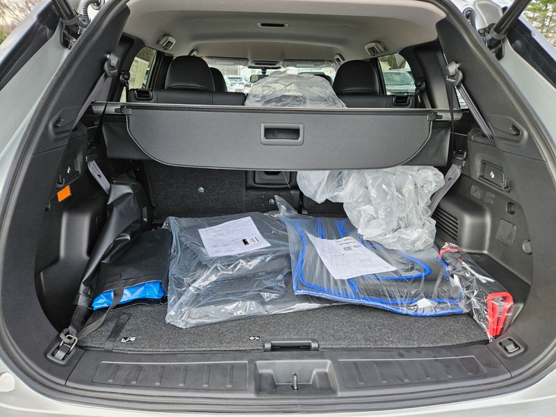 Mitsubishi Outlander Plug-In Hybrid Vehicle Full-screen Gallery Image 27