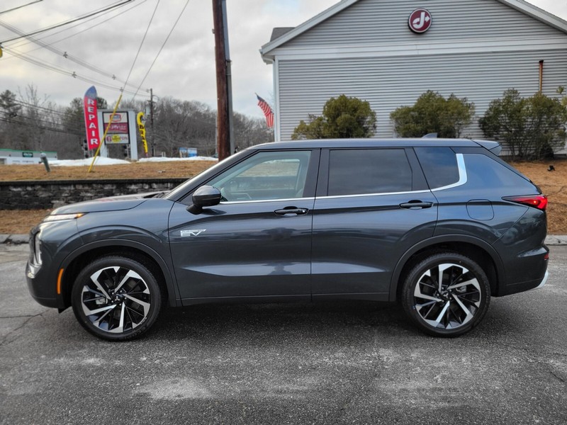 Mitsubishi Outlander Plug-In Hybrid Vehicle Full-screen Gallery Image 02