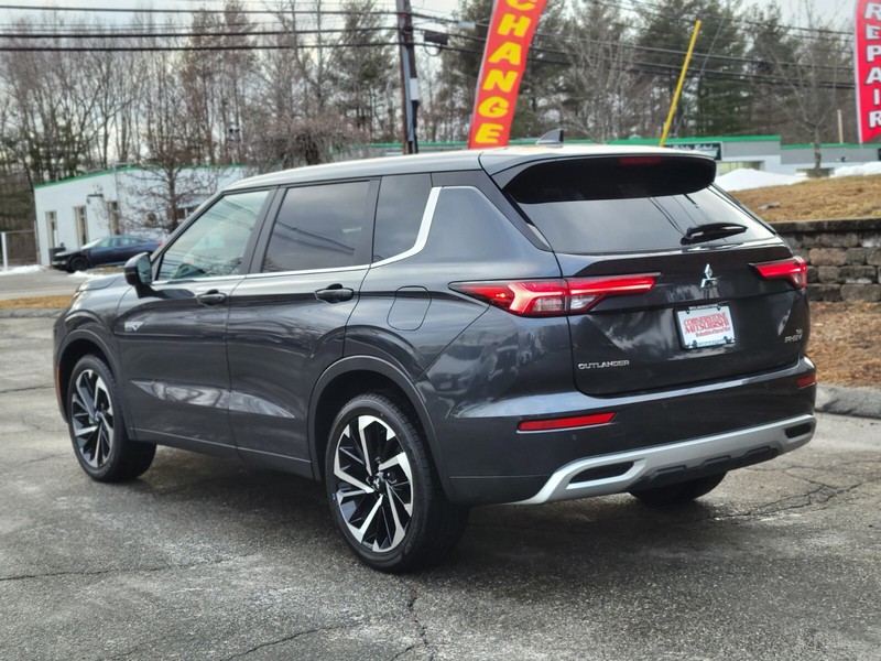 Mitsubishi Outlander Plug-In Hybrid Vehicle Full-screen Gallery Image 03