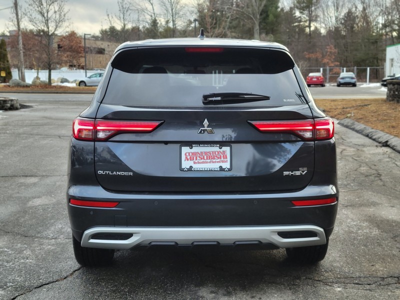 Mitsubishi Outlander Plug-In Hybrid Vehicle Full-screen Gallery Image 04