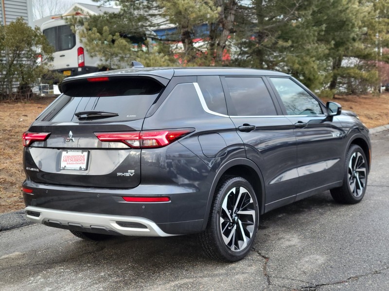 Mitsubishi Outlander Plug-In Hybrid Vehicle Full-screen Gallery Image 05