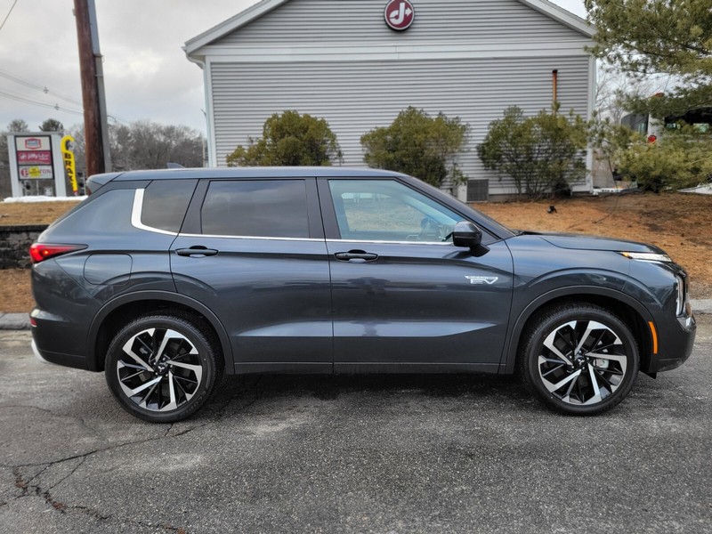 Mitsubishi Outlander Plug-In Hybrid Vehicle Full-screen Gallery Image 06