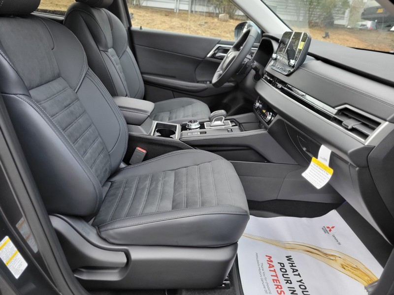 Mitsubishi Outlander Plug-In Hybrid Vehicle Full-screen Gallery Image 09