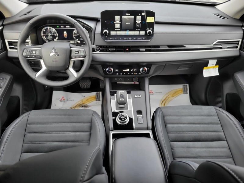 Mitsubishi Outlander Plug-In Hybrid Vehicle Full-screen Gallery Image 10