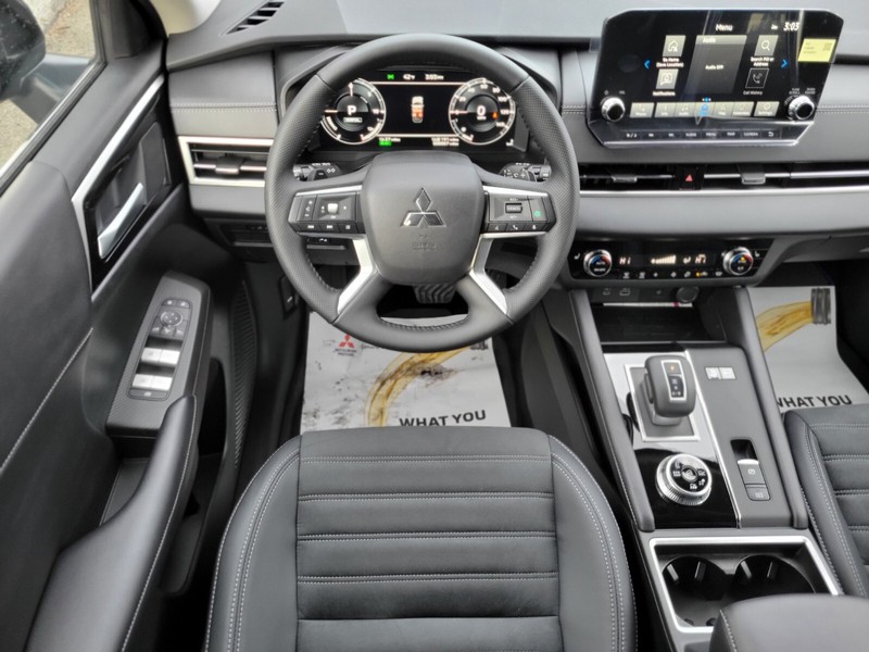 Mitsubishi Outlander Plug-In Hybrid Vehicle Full-screen Gallery Image 11