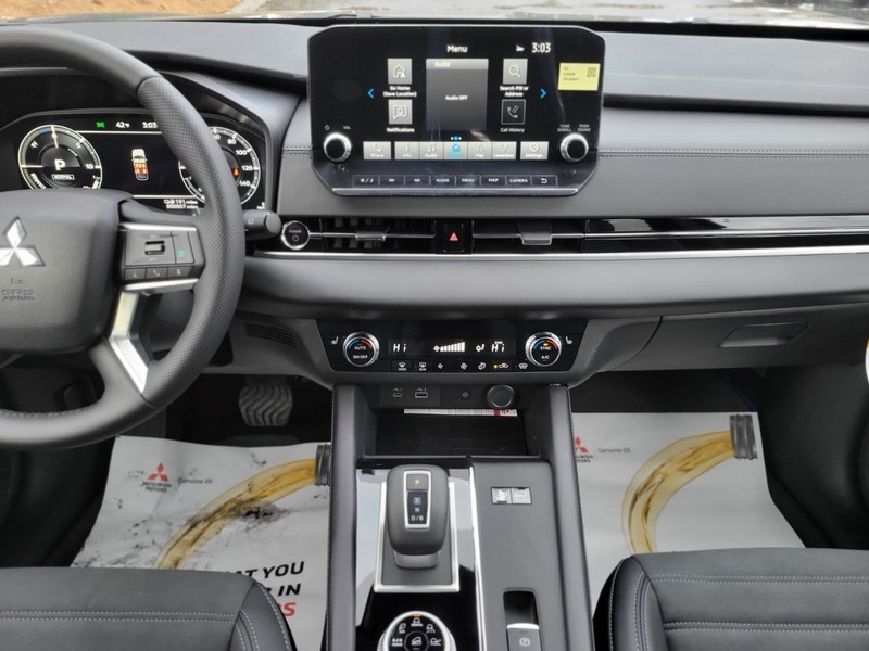 Mitsubishi Outlander Plug-In Hybrid Vehicle Full-screen Gallery Image 12