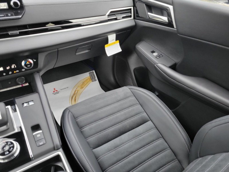 Mitsubishi Outlander Plug-In Hybrid Vehicle Full-screen Gallery Image 13