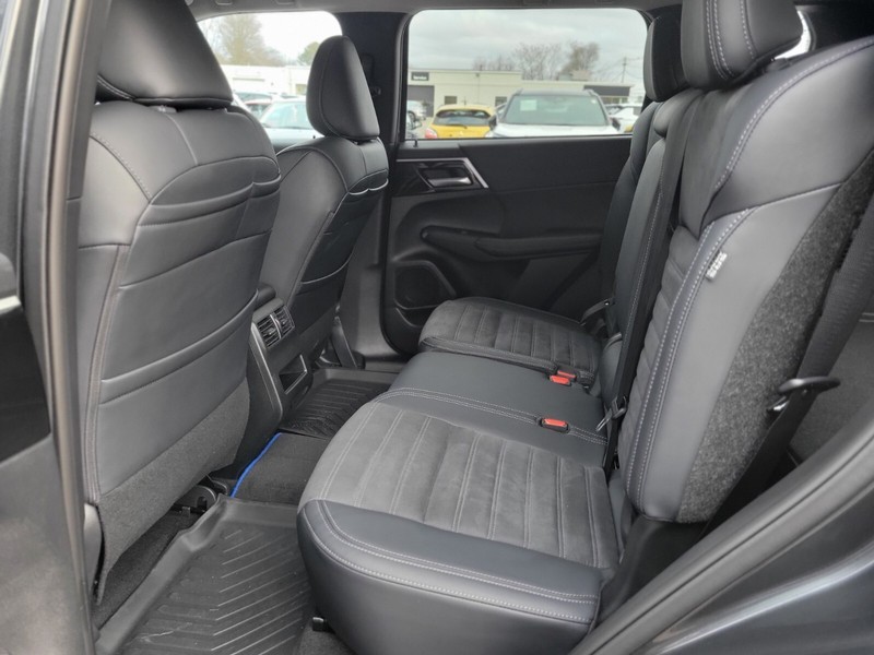 Mitsubishi Outlander Plug-In Hybrid Vehicle Full-screen Gallery Image 14