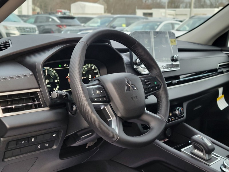 Mitsubishi Outlander Plug-In Hybrid Vehicle Full-screen Gallery Image 16