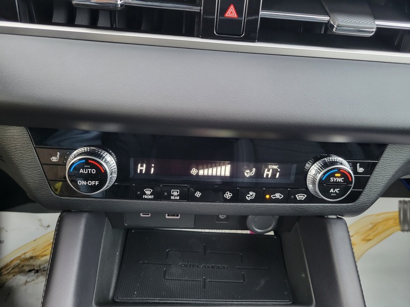 Mitsubishi Outlander Plug-In Hybrid Vehicle Full-screen Gallery Image 19