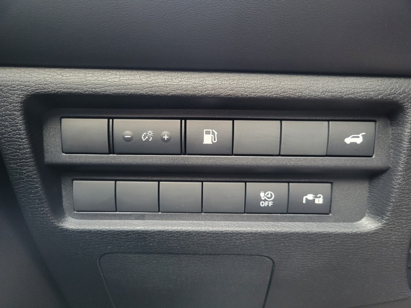 Mitsubishi Outlander Plug-In Hybrid Vehicle Full-screen Gallery Image 20