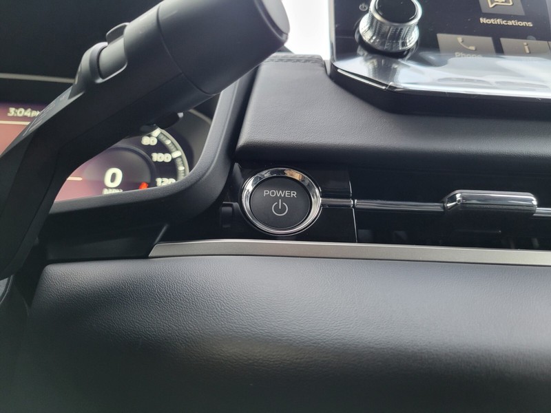 Mitsubishi Outlander Plug-In Hybrid Vehicle Full-screen Gallery Image 21