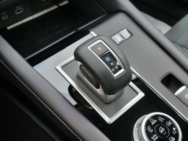 Mitsubishi Outlander Plug-In Hybrid Vehicle Full-screen Gallery Image 22