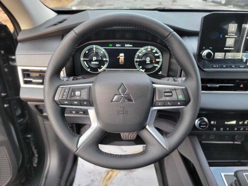 Mitsubishi Outlander Plug-In Hybrid Vehicle Full-screen Gallery Image 23