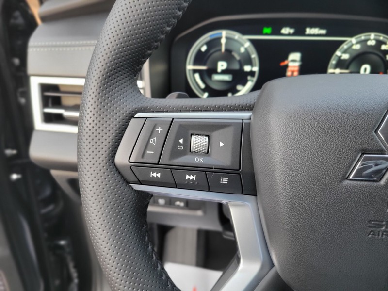 Mitsubishi Outlander Plug-In Hybrid Vehicle Full-screen Gallery Image 24