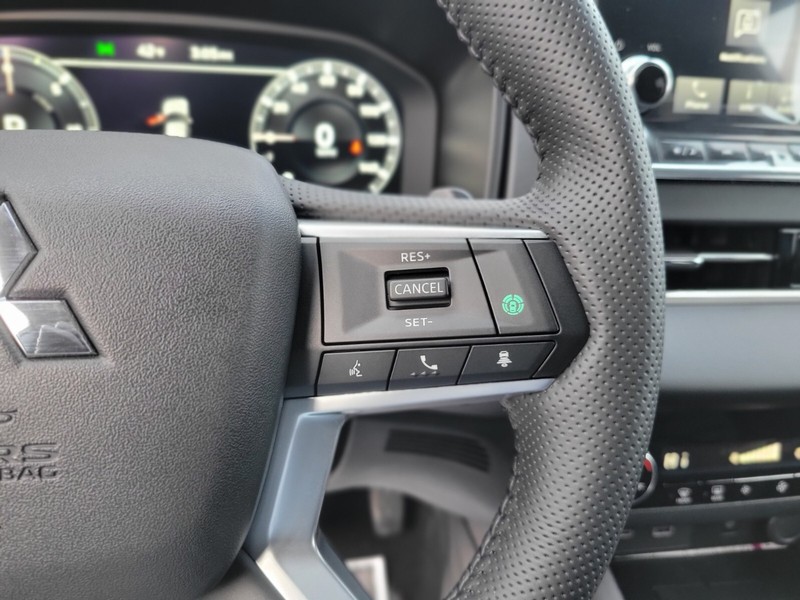 Mitsubishi Outlander Plug-In Hybrid Vehicle Full-screen Gallery Image 25