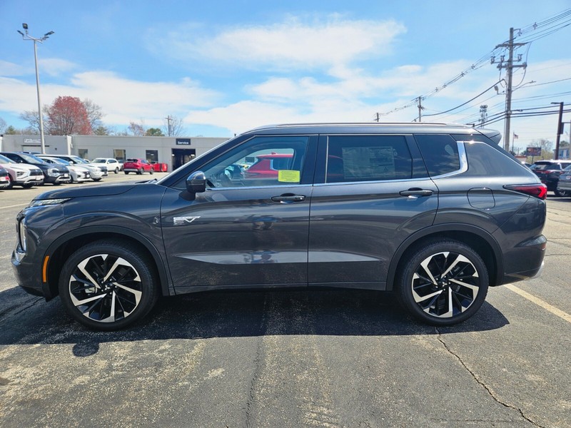 Mitsubishi Outlander Plug-In Hybrid Vehicle Full-screen Gallery Image 02